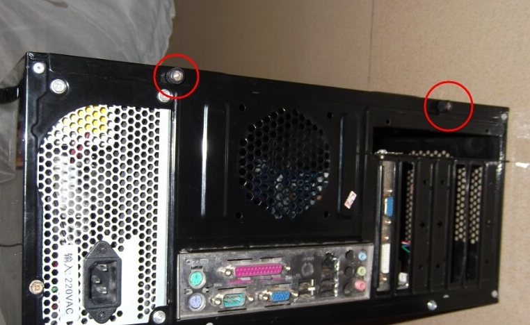 電腦機(jī)箱怎么拆