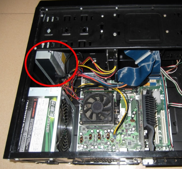 打開電腦機(jī)箱