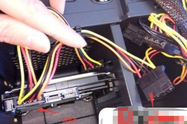 連接電腦電源線(xiàn)