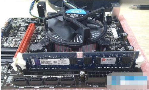 內(nèi)存條怎么裝 內(nèi)存條怎么裝